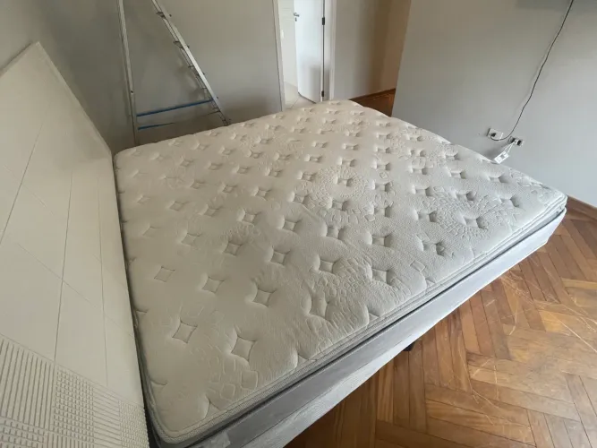 Cama king com cabeceira
