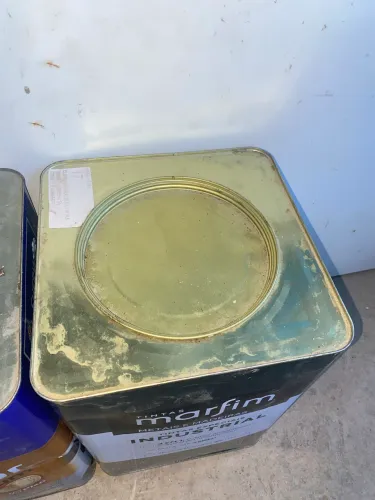 Vende- se lata de tinta da marca marfim para metais e madeiras