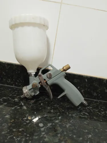 pistola de pintura pneumática com reservatório superior