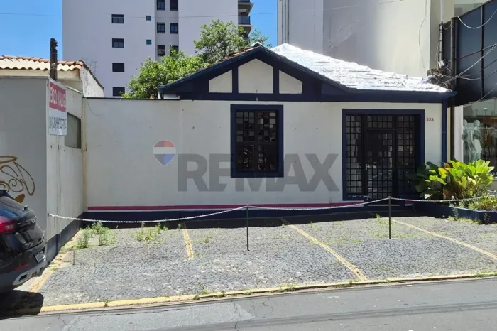 RE/MAX Aluga casa comercial no Cambuí, por R$ 6.000,00 mensais