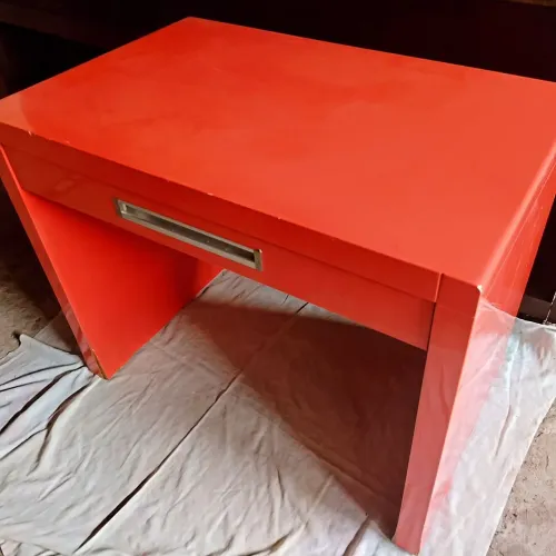 Mesa/Escrivaninha Vermelha com Gaveta Pra Sair Hoje