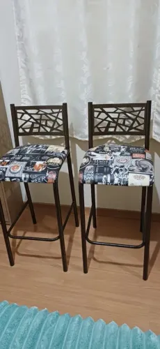 Vendo duas banquetas em metal