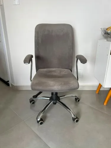 Cadeira Office Giratória Cinza - Base Cromada e Rodízios