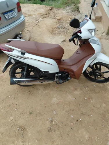 Moto é nova está apenas com 470 km rodada