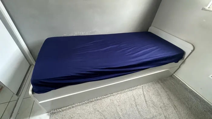 Cama de solteiro com cama auxiliar
