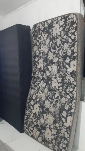 Vendo uma cama box de  solteiro