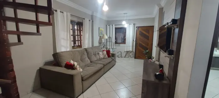 Casa Sobrado - Parque Industrial - 4 Dormitórios - 300m²