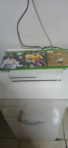 Xbox one S 1tb com 3 jogos fifa e PES