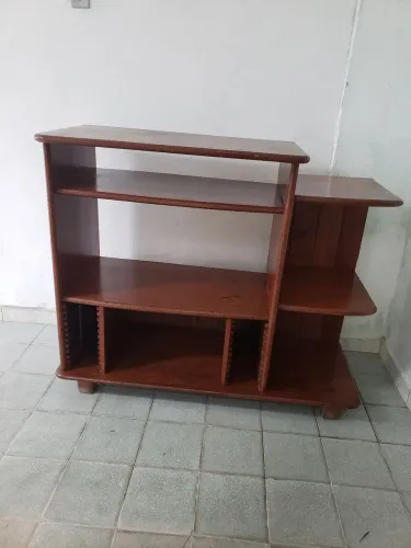 Vende se um rack de maneira