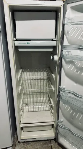 Vende se uma geladeira 