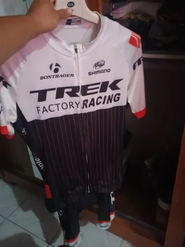 Conjunto de ciclismo Trek camisa + bermuda bretele M R$250