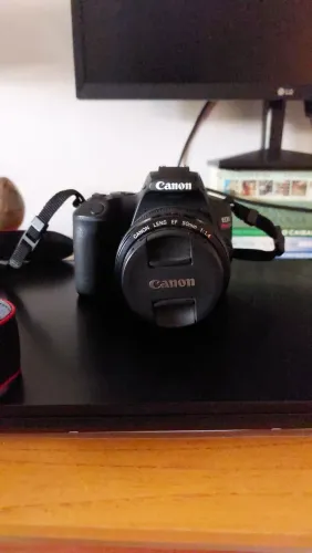 Canon sl3 + lente kit e 50mm + flash yongnuo + mochila