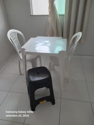 VENDO MESA COM DUAS CADEIRAS