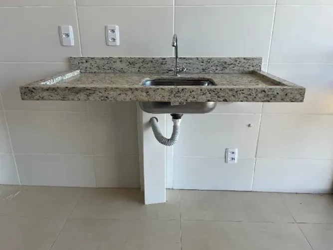 Bancada de granito com cuba inox e torneira