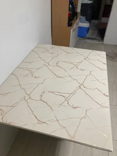 Envelopamento para mesa de vidro trincado