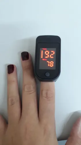 Oxímetro Digital Pulso De Dedo Medidor Sangue Portátil 