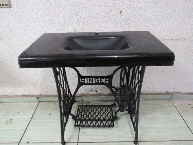 Pé de maquina de costura antiga singer com pia