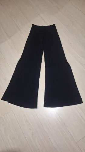 Calça pantalona preta de malha grossa abertura lateral tam. 36/38
