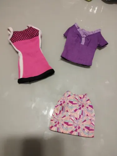 Lote de roupas para boneca Barbie 00's