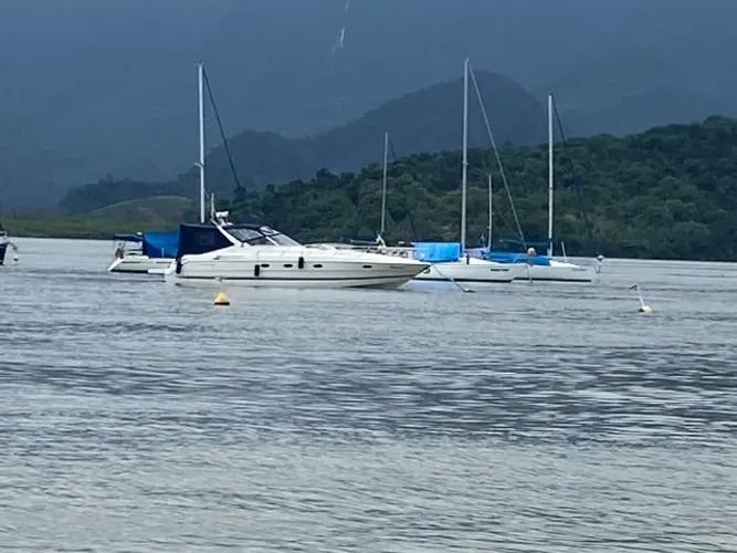 Alugo lancha 40 pés - passeios em Angra dos Reis com marinheiro, até 10 pessoas
