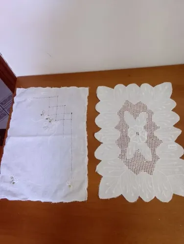 Jogo de toalhas de mesa bordadas. PARA BANDEJA E NOVINHAS