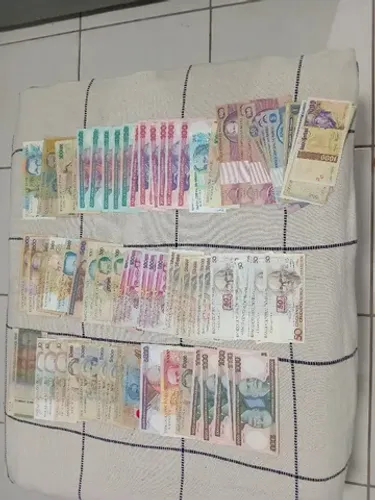 Cédulas e moedas antigas