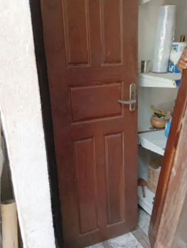 Portas de madeira maciça. Banheiro (R$ 250).