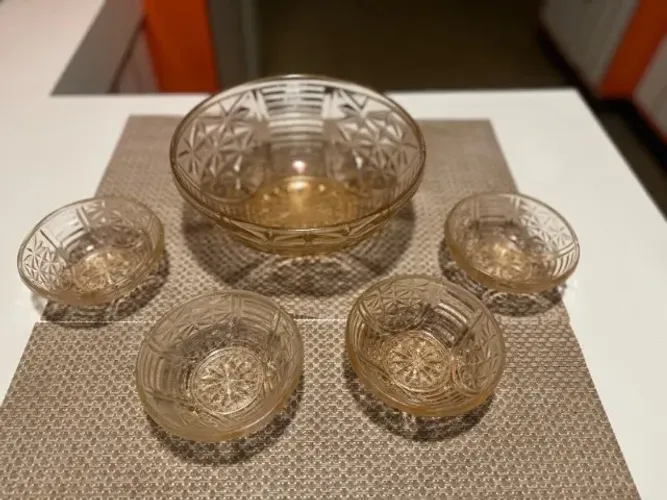 Jogo com saladeira + 4 pratinhos fundos