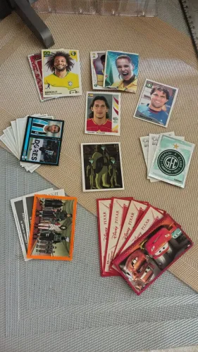 LOTE DE 24 FIGURINHAS COPA DO MUNDO COPA AMERICA BRASILEIRO CARROS NARUTO BEN 10