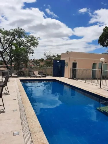 Apartamento - 02 quartos com persianas e armários, sala com varanda, cozinha com armários,