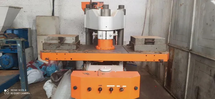 Injetora rotativa de. 2 estação himaco 400 GMS motor 15 cv