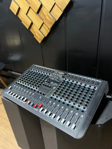 Mesa de Som 16 Canais - Staner MX1606FR excelente estado