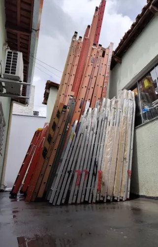 Escadas novas e usadas para construção