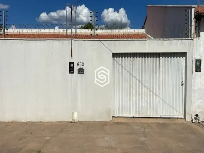 CASA NO BAIRRO CAJUEIRO COM 2 QUARTOS SENDO 1 SUITE, SALA DE ESTAR/JANTAR, COZINHA, BANHEI