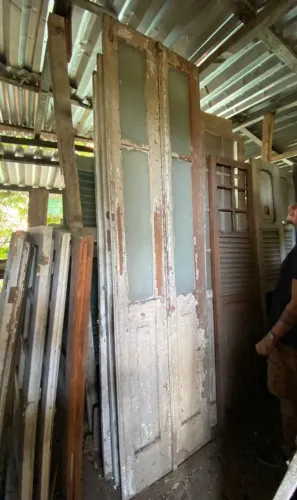 Porta de duas folhas em Pedroba do campo e vidro