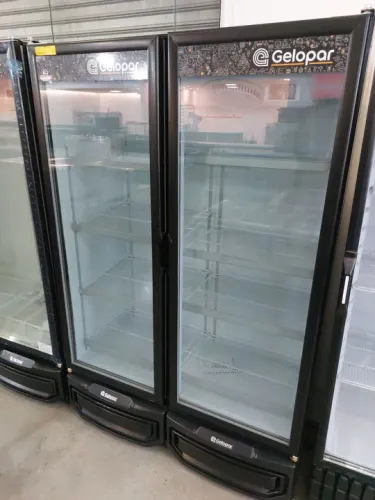 Geladeira expositora 950 litros frios e lacticínios Gelopar