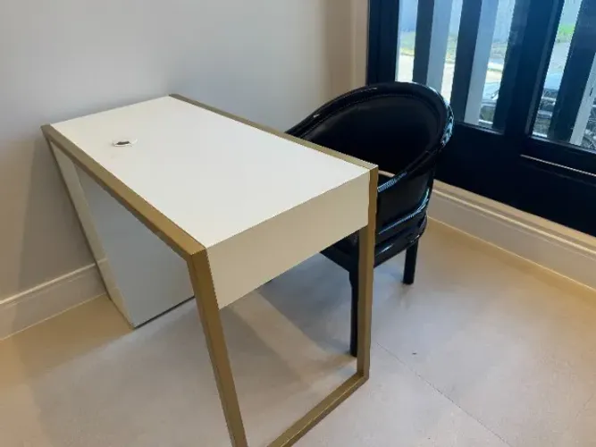 Duas Mesas de escritório com duas cadeiras clássicas