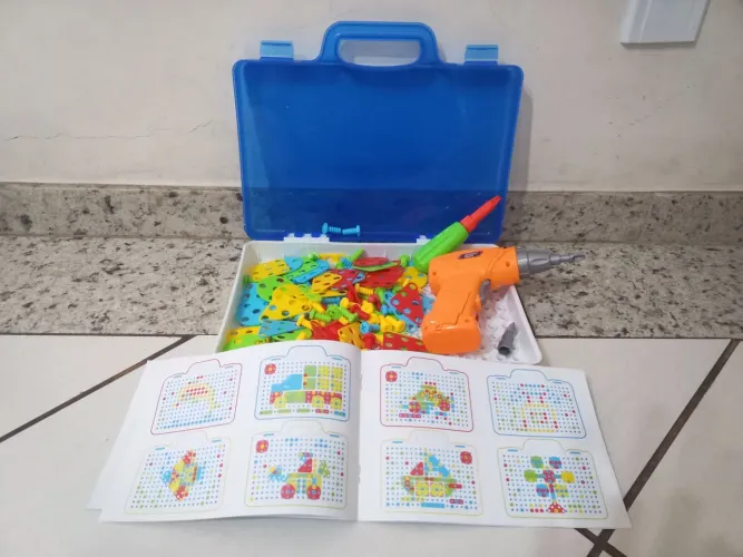 Brinquedo de Montar com parafusadeira elétrica.