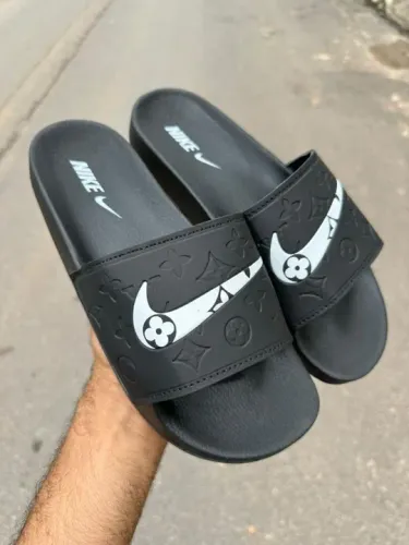 Chinelos Nike com estampa Louis Vuitton