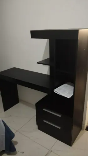 Escrivaninha moderna e funcional, com estante e gaveteiro. Ideal para home office, quarto 