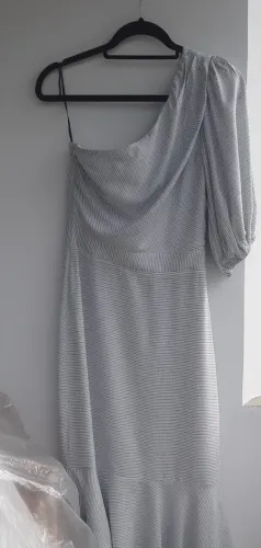 Vestido assimétrico Maria Filó, com ombro drapeado.