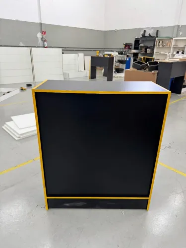 Balcão Comercial Preto com Detalhes Amarelos