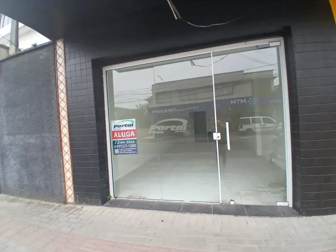 Loja terrea disponível para locação no bairro Garcia, em Blumenau.