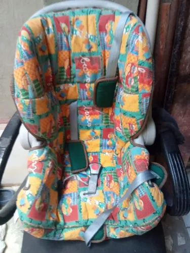 R$120 Cadeira Infantil p/ carro, Estampada.