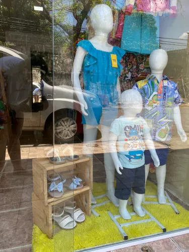 Vendo vitrine com porta de correr