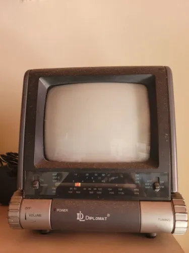 TV  Portátil Diplomata - Vintage preto e branco tubo colecao radio am fm uhf vhf av in