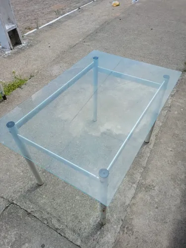 Vendo mesa de cozinha, branca, de vidro