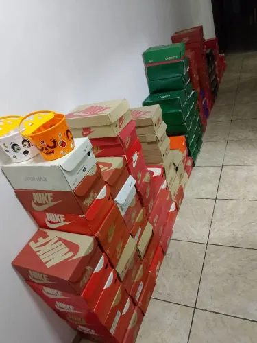 Vendo grade fechada de tênis ? novos são 70 pares de tênis