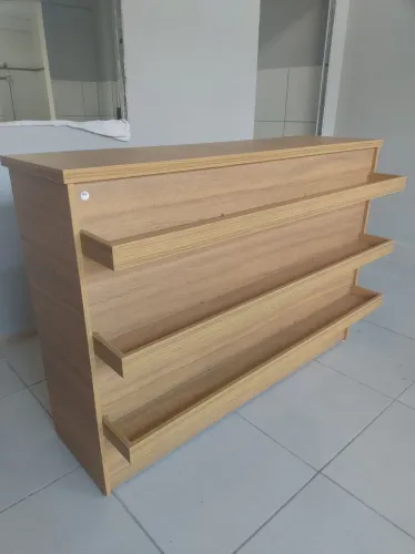 Balcão comercial com expositores 100%mdf