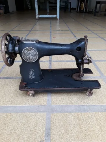 Máquina de costura antiga. Apenas para decoração.